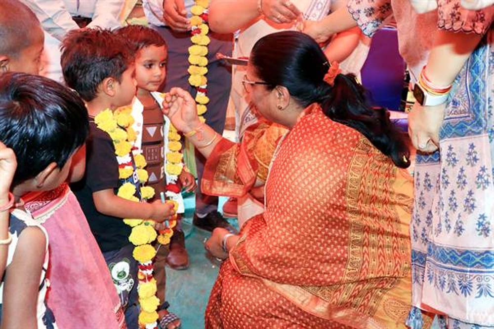 स्कूल चलें हम अभियान के तहत मंत्री सुश्री भूरिया ने बच्चों को तिलक और पुष्प-माला पहनाकर शाला प्रवेश करवाया 6 स्कूल चलें हम अभियान के तहत मंत्री सुश्री भूरिया ने