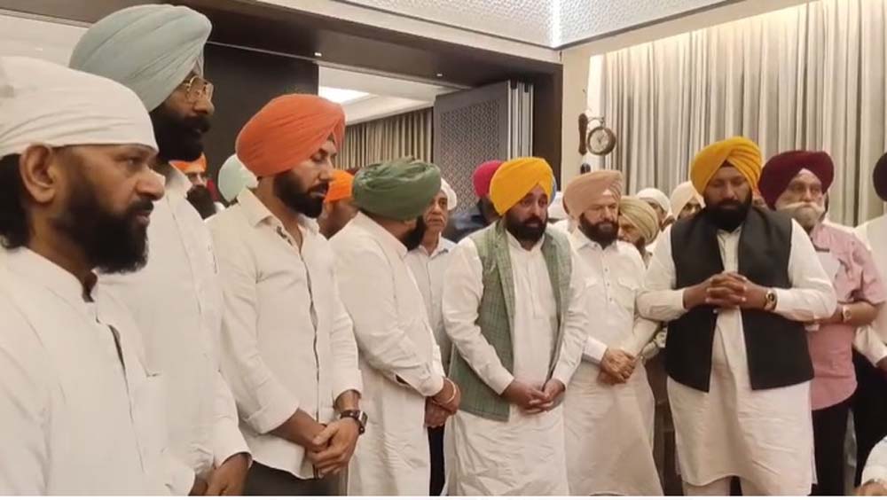 हंस राज हंस की पत्नी रेशम कौर की अंतिम अरदास मॉडल टाउन में रखी गई, CM Mann सहित पहुंची कई हस्तियां 6 हंस राज हंस की पत्नी रेशम कौर की अंतिम अरदास