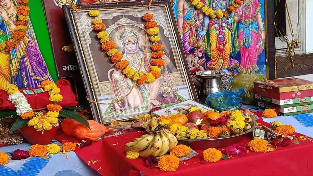 हनुमान जन्मोत्सव पर पूजा अर्चना करने के साथ साथ तुलसी का दान