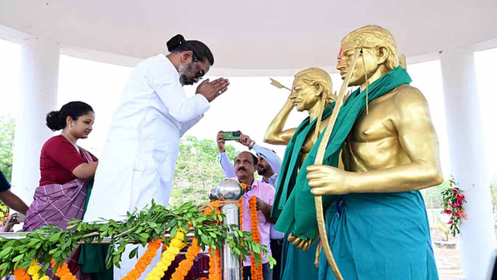 हेमंत सोरेन ने सिदो-कान्हू मुर्मू जयंती पर वीर सपूतों को किया नमन 6 हेमंत सोरेन ने सिदो कान्हू मुर्मू जयंती पर वीर सपूतों को