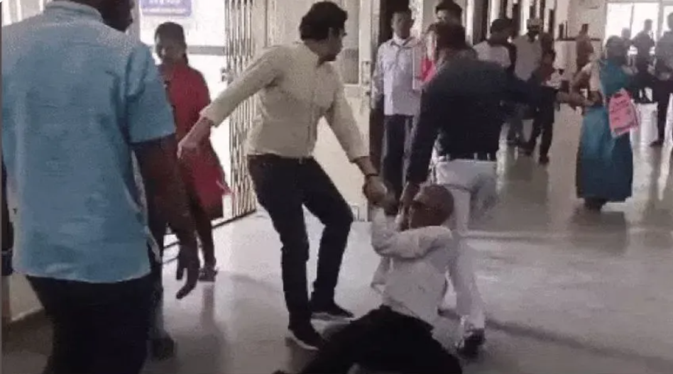 MP: अस्पताल में बुजुर्ग से मारपीट: छतरपुर में सर्जन डॉ. राजेश मिश्रा बर्खास्त, सिविल सर्जन डॉ. अहिरवार भी सस्पेंड 6 Screenshot 20250421 212322.Chrome28129