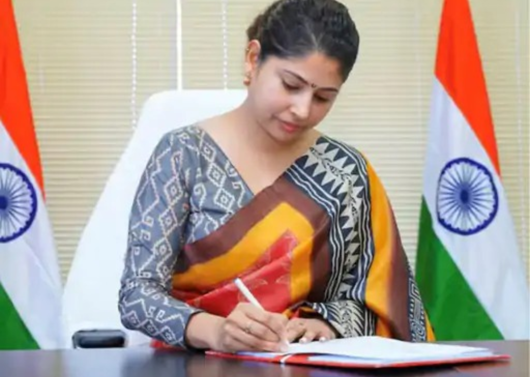 IAS: चर्चित अफसर स्मिता सभरवाल का ट्रांसफर, हैदराबाद यूनिवर्सिटी के पास जंगल काटने का विरोध 7 Screenshot 20250428 150218.WhatsApp28129 2