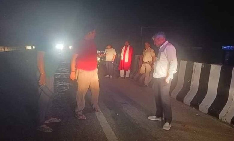 अज्ञात वाहन ने बाइक सवार दो लोगों को मारी टक्कर