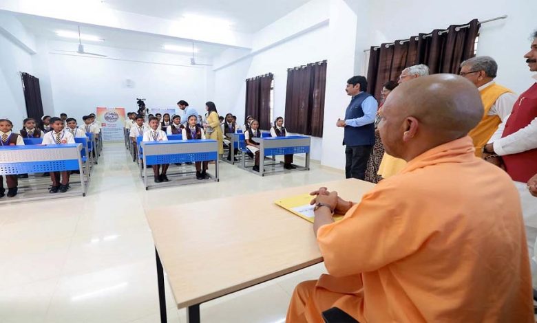 अटल आवासीय विद्यालय के लोकार्पण पर सीएम योगी का दिखा अलग अंदाज, चॉकलेट बांटी, सेल्फी भी ली 1 अटल आवासीय विद्यालय के लोकार्पण पर सीएम योगी का दिखा