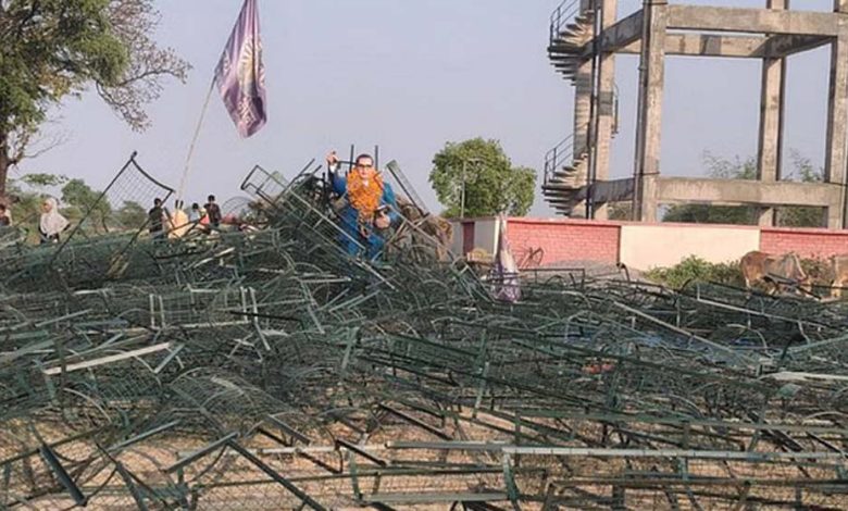 आंबेडकर प्रतिमा स्थापित करने को लेकर बवाल, रातोंरात दूसरे गांव में भी बनाया चबूतरा, तनाव को देखते हुए पुलिस तैनात 1 आंबेडकर प्रतिमा स्थापित करने को लेकर बवाल रातोंरात दूसरे गांव