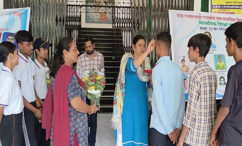 आज से नया शैक्षणिक सत्र शुरू, तिलक लगाकर बच्चों का स्वागत 1 आज से नया शैक्षणिक सत्र शुरू तिलक लगाकर बच्चों का