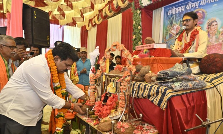 उपमुख्यमंत्री विजय शर्मा कबीरधाम जिला के ग्राम मदनपुर में आयोजित