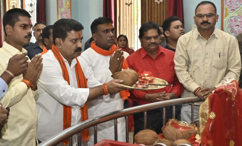उपमुख्यमंत्री विजय शर्मा पहुंचे कवर्धा मंदिर दर्शन कर प्रदेश वासियों