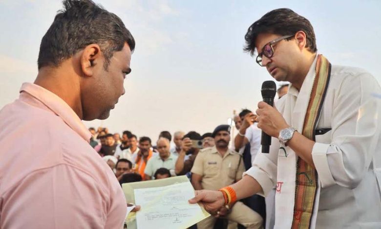 केंद्रीय मंत्री ज्योतिरादित्य सिंधिया अशोकनगर पहुंचे चश्मे में काफी स्टाइलिश