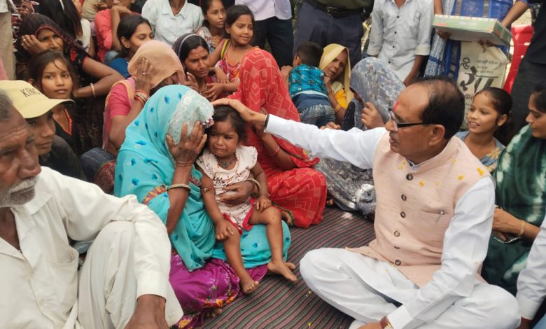 खातेगांव पहुंचे केंद्रीय मंत्री शिवराज सिंह, गुजरात पटाखा फैक्ट्री हादसे में मृत लोगों के परिजनों से मिले, परिवार को दी सांत्वना 1 खातेगांव पहुंचे केंद्रीय मंत्री शिवराज सिंह गुजरात पटाखा फैक्ट्री हादसे