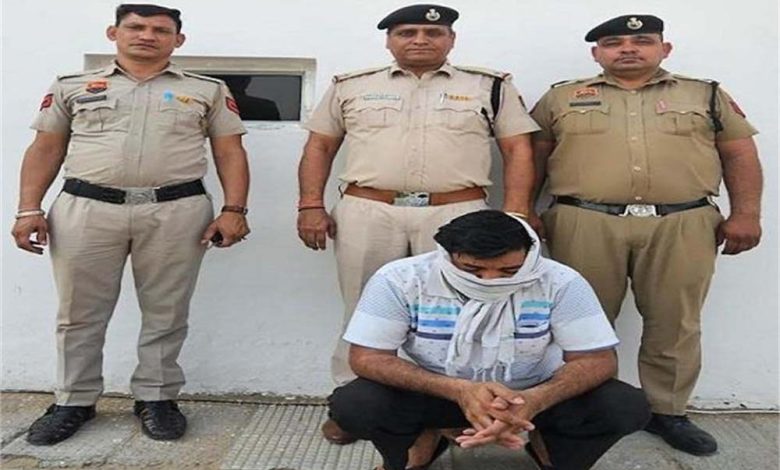 गाड़ी में नीली बत्ती लगाकर नकली विजिलेंस अधिकारी बन एक निजी अस्पताल के डॉक्टर से की ठगी, अब हुए अरेस्ट 1 गाड़ी में नीली बत्ती लगाकर नकली विजिलेंस अधिकारी बन एक