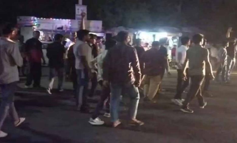 गो रक्षकों ने सैकड़ों गोवंश से भरे ट्रक रुकवाए पुलिस