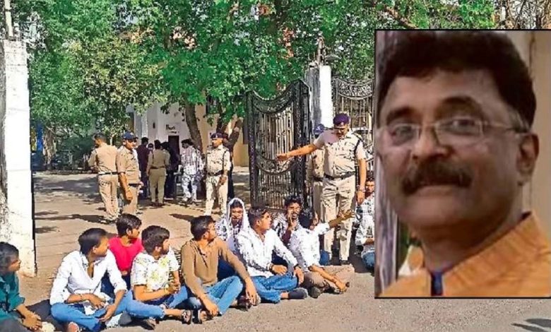 ग्वालियर विश्वविद्यालय में प्रोफेसर पर छेड़छाड़ के आरोप की जांच, एएसपी के प्रोफेसर पति पर केस दर्ज 1 ग्वालियर विश्वविद्यालय में प्रोफेसर पर छेड़छाड़ के आरोप की जांच