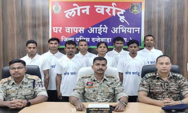 छत्तीसगढ़ में 8 नक्सलियों ने किया आत्मसमर्पण, 2 नक्सली 50 हजार के ईनामी, पुलिस को थी लंबे समय से तलाश 1 छत्तीसगढ़ में 8 नक्सलियों ने किया आत्मसमर्पण 2 नक्सली 50