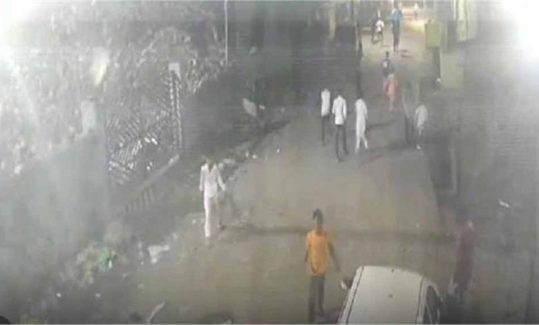 जमशेदपुर में महज 200 रुपये के लिए जंग का मैदान, मौके पर पहुंची पुलिस 1 जमशेदपुर में महज 200 रुपये के लिए जंग का मैदान