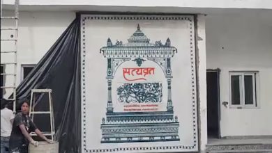 जामा मस्जिद के सामने पुलिस चौकी की दिवार पर लिखा