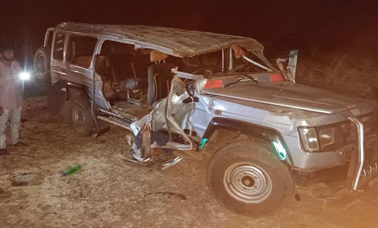 झाबुआ में सवारी वाहन पलटा 4 की मौत7 घायल 2