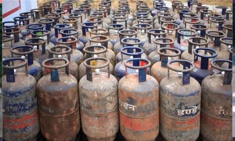 तेल कंपनियों ने नवरात्रि के बीच दी राहत कमर्शियल LPG