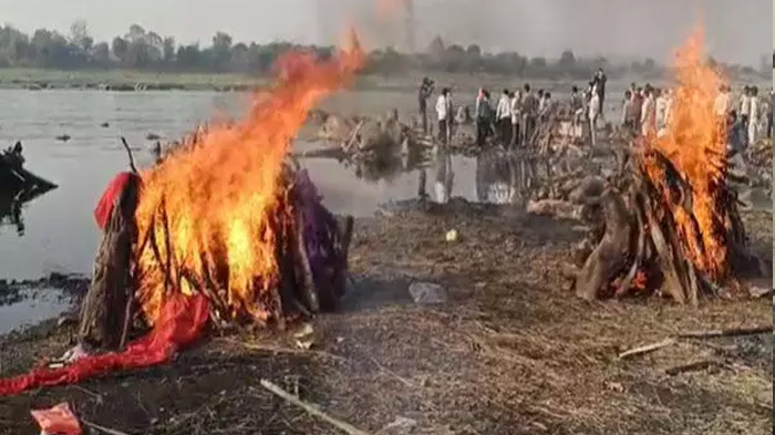 देवास के नेमावर घाट पर आज 18 शवों का एक साथ अंतिम संस्कार किया गया, दो शवों की पहचान बाकी 1 देवास के नेमावर घाट पर आज 18 शवों का एक