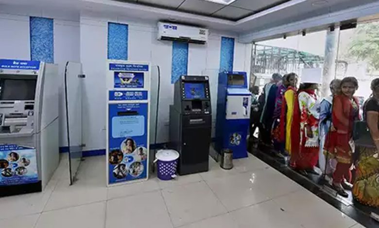 देश में ATM का उपयोग तेजी से घटा, ज्यादातर लोग डिजिटल भुगतान का इस्तेमाल कर रहे 1 देश में ATM का उपयोग तेजी से घटा ज्यादातर लोग