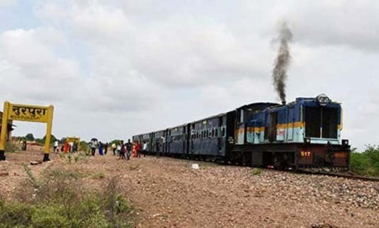 नैरोगेज के इंजन हो चुके अब कंडम हेरिटेज ट्रेन चलाने