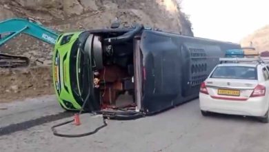 पहाड़ी से टकराकर पलटी बस 30 यात्री घायल दो की