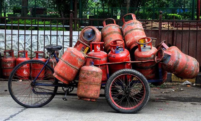 पेट्रोल डीजल होंगे महंगे सरकार ने बढ़ाई एक्साइज ड्यूटी LPG गैस