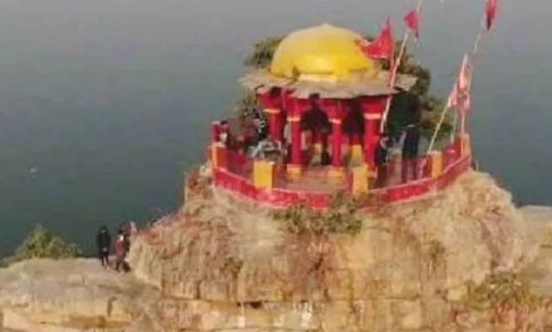 प्रयागराज के प्राचीन पर्यटन स्थल सुजावन देव मंदिर के पास यमुना नदी तट पर पक्के घाट का निर्माण कार्य शुरू 1 प्रयागराज के प्राचीन पर्यटन स्थल सुजावन देव मंदिर के पास