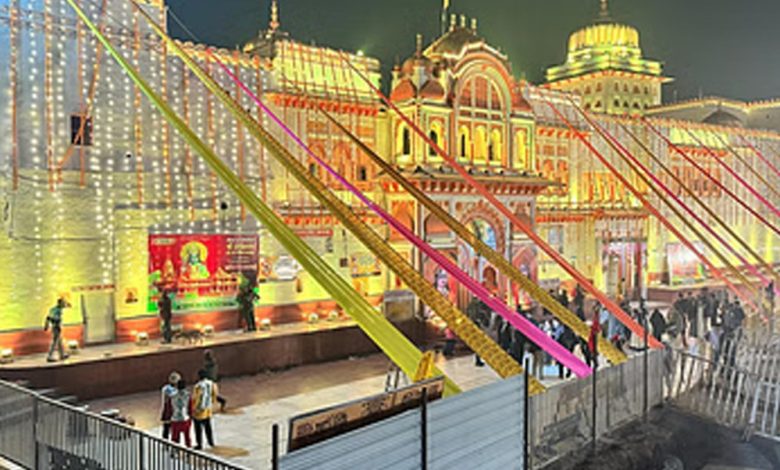 फूलों से सजकर तैयार रामराजा सरकार की छोटी अयोध्या