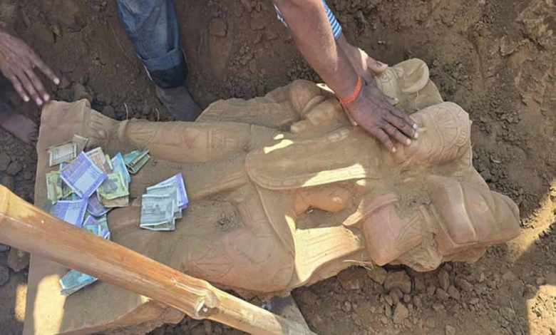 बरेली में खेत में खुदाई के दौरान निकली हनुमान जी की प्रतिमा 1 बरेली में खेत में खुदाई के दौरान निकली हनुमान जी