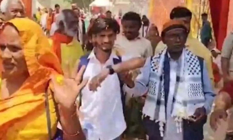 बाबरी के पक्षकार रहे इकबाल अंसारी ने अयोध्या आए श्रद्धालुओं पर बरसाए फूल, जय श्रीराम का नारा भी लगाया 1 बाबरी के पक्षकार रहे इकबाल अंसारी ने अयोध्या आए श्रद्धालुओं