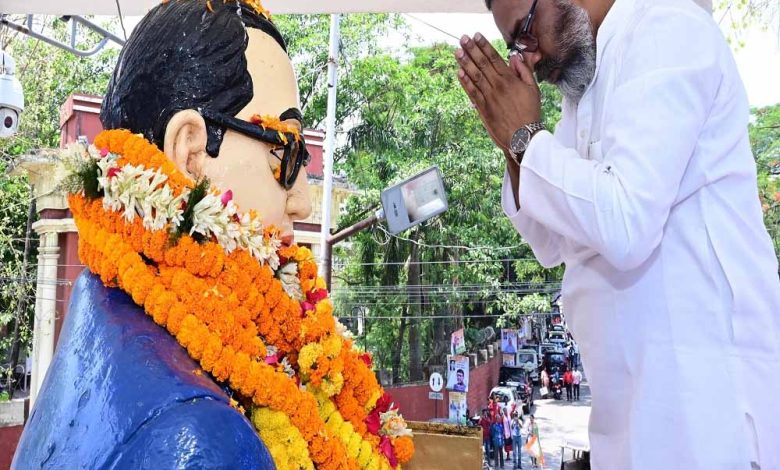 बाबा साहेब की प्रतिमा पर सीएम हेमंत सोरेन ने किया माल्यार्पण 1 बाबा साहेब की प्रतिमा पर सीएम हेमंत सोरेन ने किया