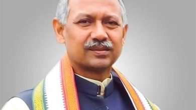 बिहार में सांसद जनार्दन सिग्रीवाल और उनके साथ मौजूद प्रशासनिक