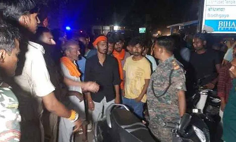 बीएड कॉलेज के पास अपराधियों ने युवक की गोली मारकर हत्या, परिजन बोले- हादसे में गई जान 1 बीएड कॉलेज के पास अपराधियों ने युवक की गोली मारकर
