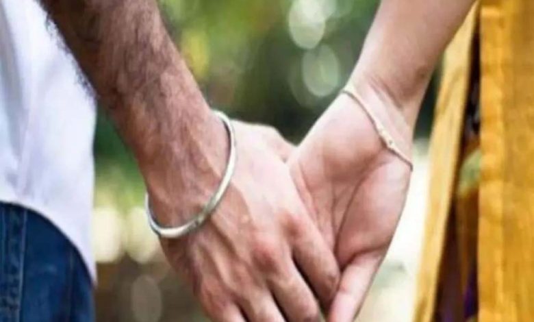 बॉयफ्रेंड संग पकड़ी गई तो पति की कर दी पिटाई, पत्नी ने उसे मेरठ कांड जैसा हाल करने की धमकी भी दे डाली, तान दी पिस्तौल 1 बॉयफ्रेंड संग पकड़ी गई तो पति की कर दी पिटाई