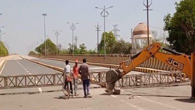 ब्रिज का लोकार्पण माननीय के इंतजार में अटका जनता में