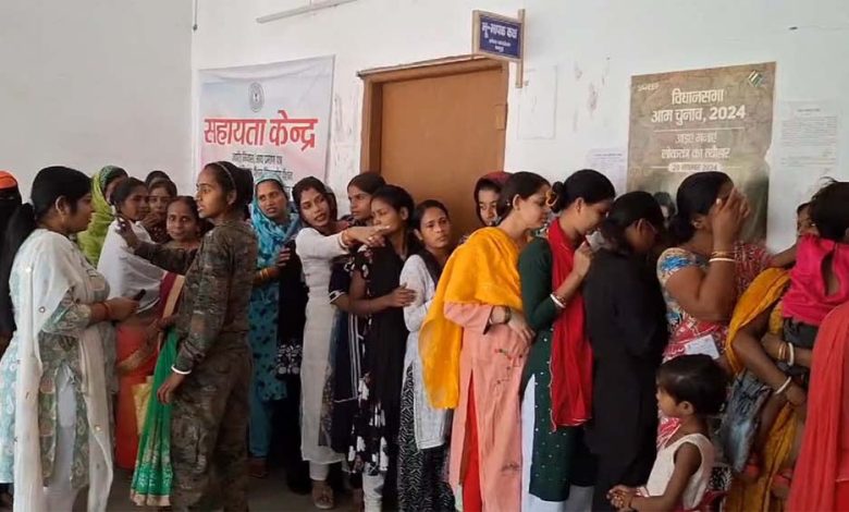 मंईयां योजना का लाभ न मिलने पर जमशेदपुर प्रखंड कार्यालय के सामने महिलाओं ने किया विरोध प्रदर्शन 1 मंईयां योजना का लाभ न मिलने पर जमशेदपुर प्रखंड कार्यालय