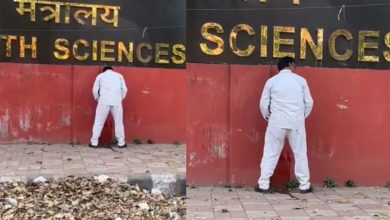 मंत्रालय के बाहर किसी कार चालक ने फुटपाथ पर पेशाब