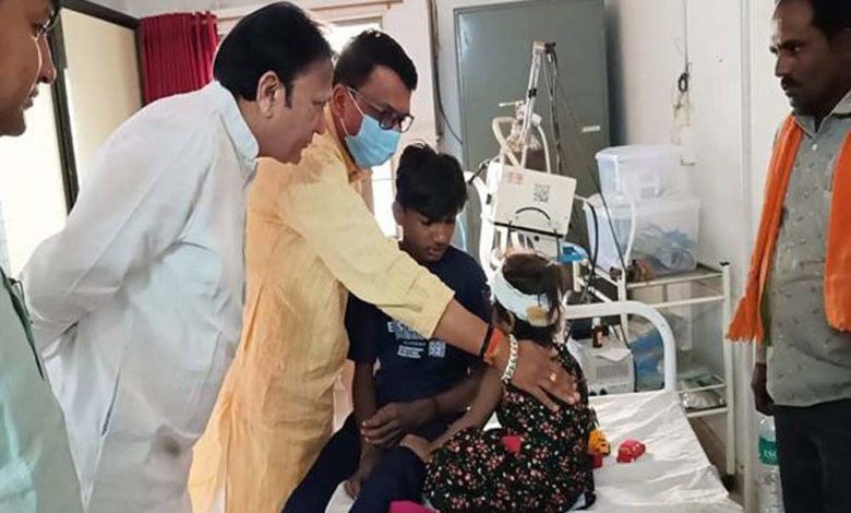 मंत्री चौहान ने बनासकांठा पहुंच कर घायल श्रमिकों का हाल जाना, बंधाया ढांढस 1 मंत्री चौहान ने बनासकांठा पहुंच कर घायल श्रमिकों का हाल