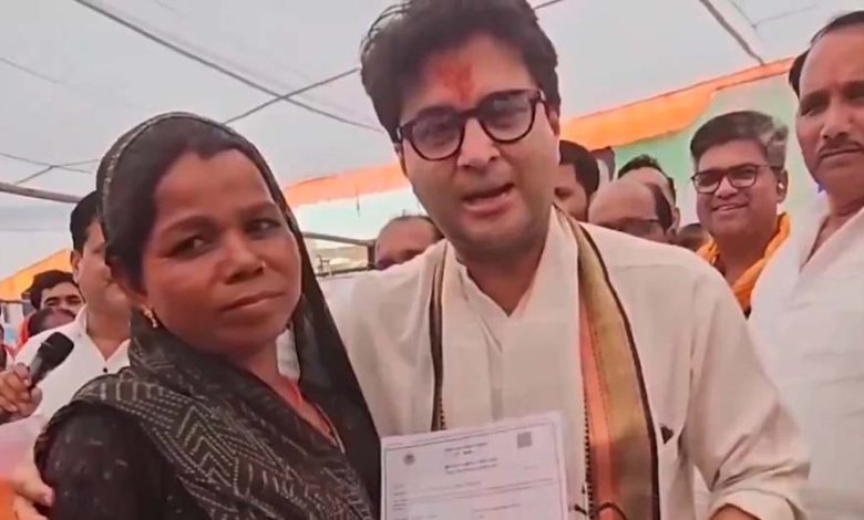 मंत्री सिंधिया ने एक महिला को गुटखा खाते हुए पकड़