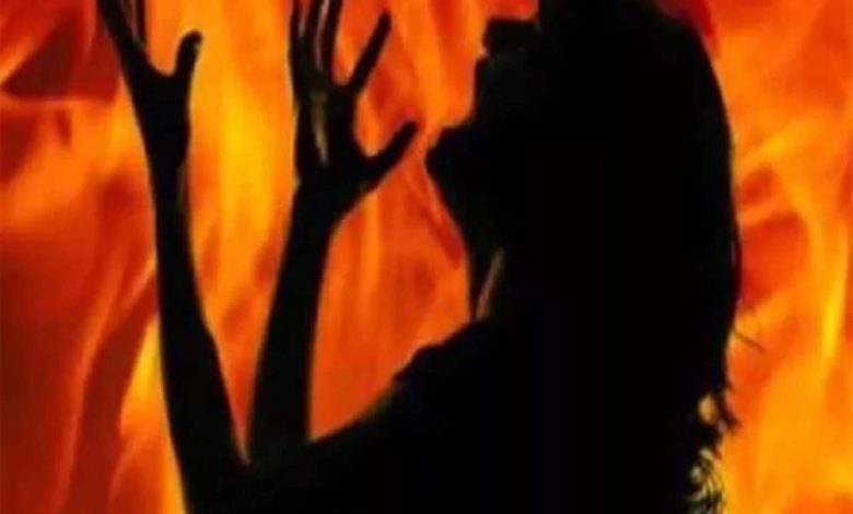 मध्य प्रदेश के टीकमगढ़ जिले में एक आदमी ने घर में आग लगा दी, जिसमें एक महिला समेत तीन लोग झुलस गए 1 मध्य प्रदेश के टीकमगढ़ जिले में एक आदमी ने घर
