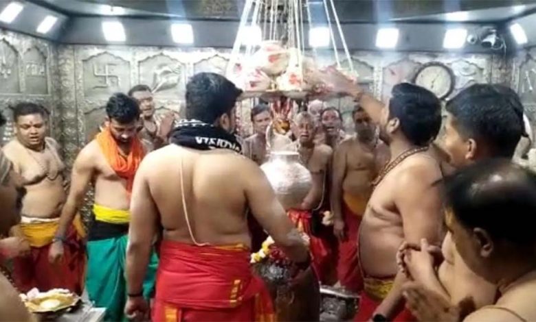 महाकाल को ठंडक पहुंचाने हो रहा आयोजन चिलचिलाती गर्मी में