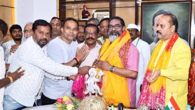 महावीर मंडल के सदस्यों ने सीएम हेमंत सोरेन को दिया