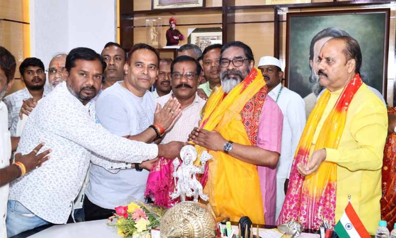 महावीर मंडल के सदस्यों ने सीएम हेमंत सोरेन को दिया रामनवमी का न्योता 1 महावीर मंडल के सदस्यों ने सीएम हेमंत सोरेन को दिया