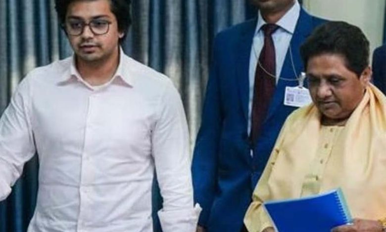 मायावती के भतीजे आकाश आनंद ने माफी मांगी, कहा-'अब कोई गलती नहीं करूंगा, मुझे पार्टी में ले लीजिए' 1 मायावती के भतीजे आकाश आनंद ने माफी मांगी कहा अब कोई