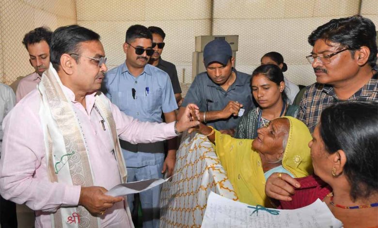 मुख्यमंत्री निवास पर नियमित जनसुनवाई मुख्यमंत्री शर्मा ने किया परिवेदनाओं