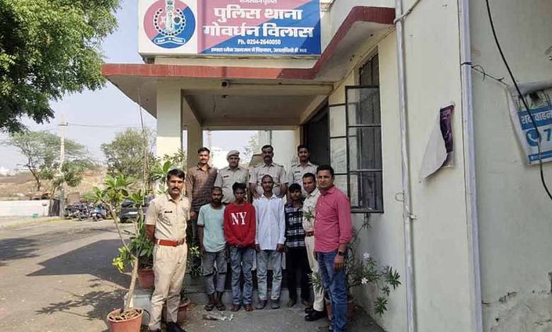 मोबाइल और नकदी लूटने वाले गिरोह का पर्दाफाश, चार आरोपी गिरफ्तार 1 मोबाइल और नकदी लूटने वाले गिरोह का पर्दाफाश चार आरोपी
