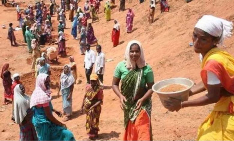 यूपी जिले में साढ़े तीन लाख से अधिक मनरेगा श्रमिक, आई बड़ी खुशखबरी, बढ़ गई मजदूरी 1 यूपी जिले में साढ़े तीन लाख से अधिक मनरेगा श्रमिक