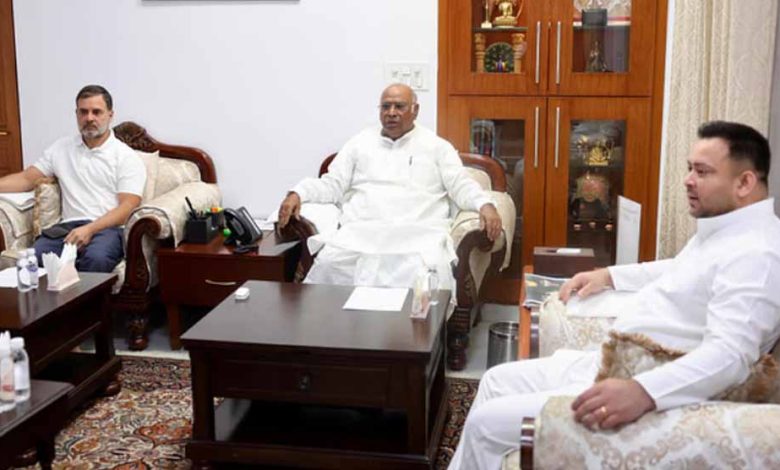 राजद-कांग्रेस की बैठक, तेजस्वी से राहुल गांधी और मल्लिकार्जुन खरगे की कई मुद्दों पर हो रही बातचीत 1 राजद कांग्रेस की बैठक तेजस्वी से राहुल गांधी और मल्लिकार्जुन खरगे