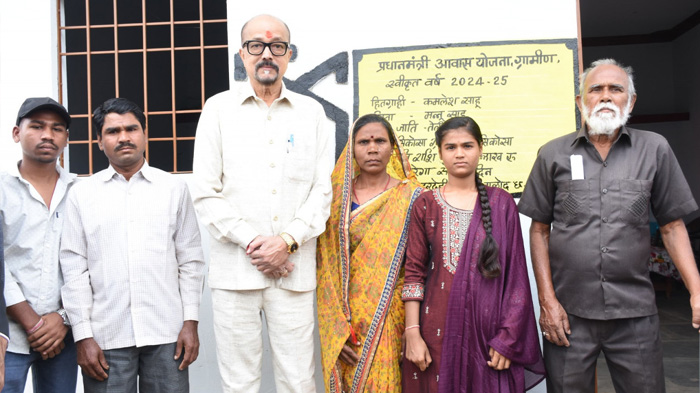 राज्यपाल रमेन डेका ने बालोद जिले के ग्राम सिकोसा में पहुँचकर प्रधानमंत्री आवास योजना ग्रामीण के कार्यों का किया अवलोकन 1 राज्यपाल रमेन डेका ने बालोद जिले के ग्राम सिकोसा में
